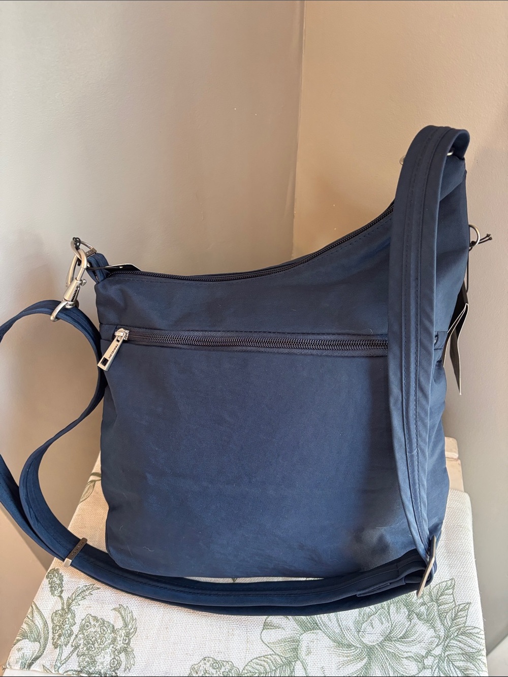 New with tags!Beautiful Travelon Anti-Theft Signature Compartment Crossbody Bag - Picture 5 of 7